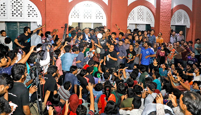 আন্দোলনরত শিক্ষার্থীদের সঙ্গে শুক্রবার  বৈঠকে বসবেন বুয়েট ভিসি