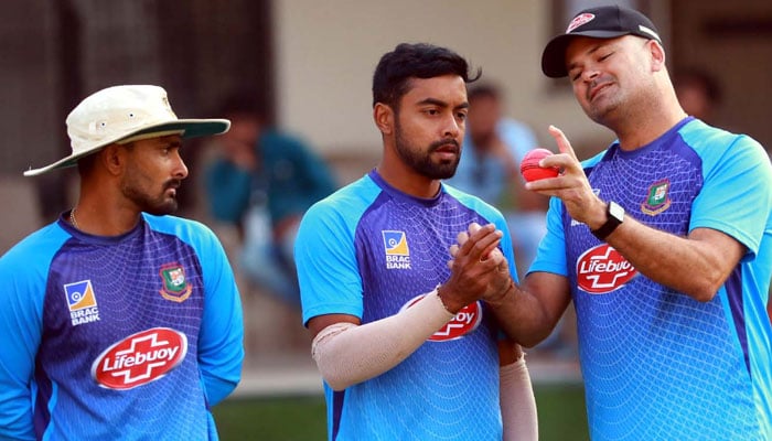 সব ভুলে মন ইডেনে