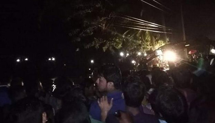 সুবর্ণচরে অর্ধশতাধিক বরযাত্রী নিয়ে বাস পুকুরে