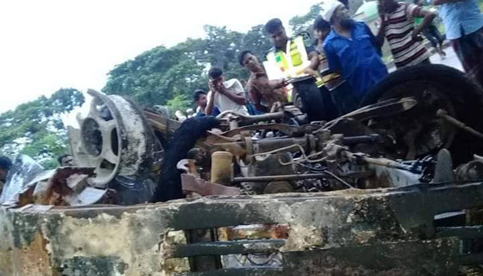ট্রাকের ধাক্কায় মাইক্রোবাসের সিলিন্ডার বিস্ফোরণ, নিহত ৩