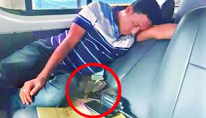 টাকার বান্ডেলের ওপর ঘুমিয়ে থাকা ডিবির সেই এসআই ক্লোজড