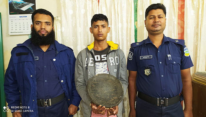 কলমাকান্দায় দেড় কোটি টাকা মূল্যের কষ্টিপাথর উদ্ধার, গ্রেফতার ১