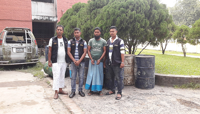 বিআইডব্লিউটিয়ের ড্রেজারের চোরাই তেলসহ গ্রেফতার ১