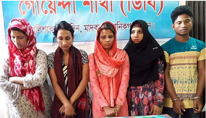 মাদক বিক্রি ও সেবনের অভিযোগে আটক তারা