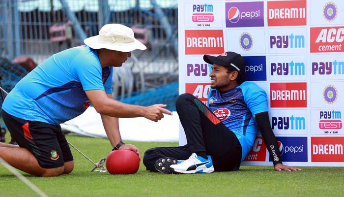 সবুজ পিচ আর শিশির...