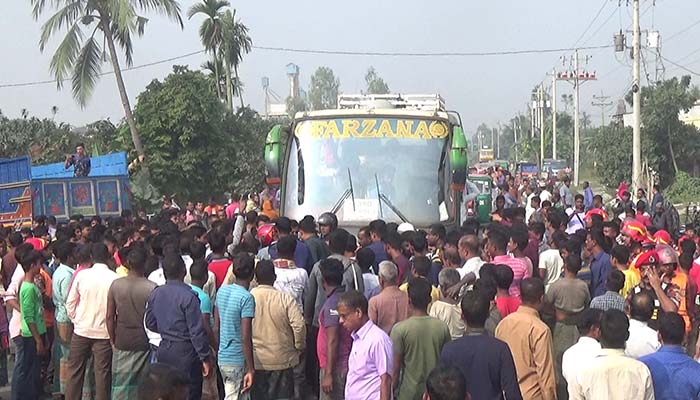 নওগাঁয় ট্রাকচাপায় মা-মেয়ে নিহত