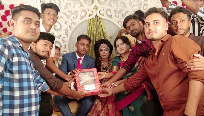 বিয়েতে উপহার এক কেজি পেঁয়াজ, খুশি বর-কনে