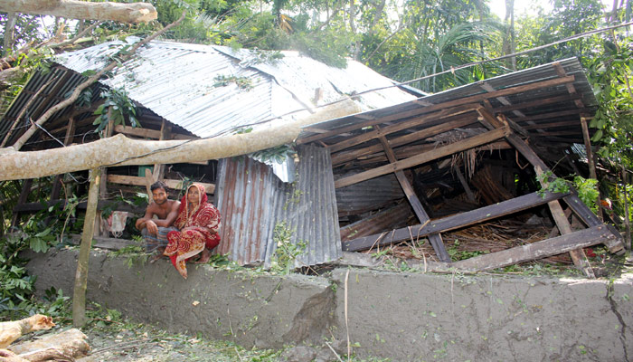মায়ের স্বপ্ন পূরণে ঋণ করে বাড়িটি বানিয়েছিলেন ভ্যানচালক কবির