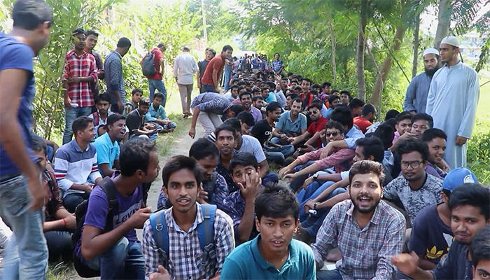 পাবিপ্রবি উপাচার্যের পদত্যাগের দাবিতে বাসভবন ঘেরাও শিক্ষার্থীদের
