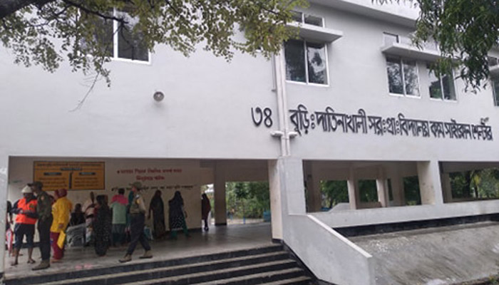 মাঠে নেমেছে সেনাবাহিনী, সাতক্ষীরায় আশ্রয়কেন্দ্রে লক্ষাধিক মানুষ