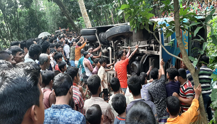 শৈলকুপায় ২ বাসের মুখোমুখি সংঘর্ষ, আহত ২২