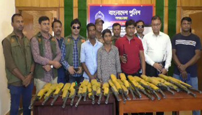 সিরাজগঞ্জে ২৯টি বন্দুকসহ দুই অস্ত্র ব্যবসায়ী গ্রেফতার