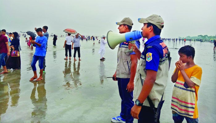 গতিপথ বদলে ধেয়ে আসছে 'বুলবুল'