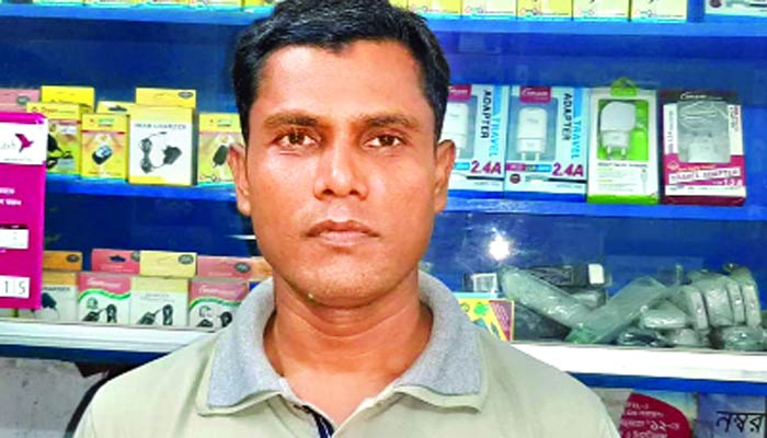 টাকা নিয়ে চার্জশিটে নাম দিয়েছিল পুলিশ