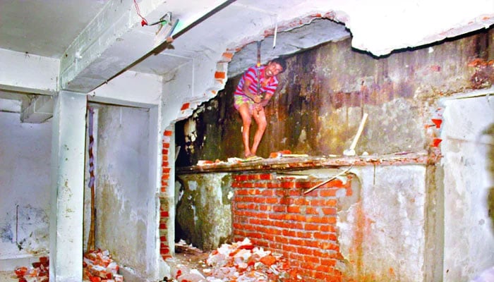আশ্রমের জমি উদ্ধারে গেলেন এলাকাবাসী