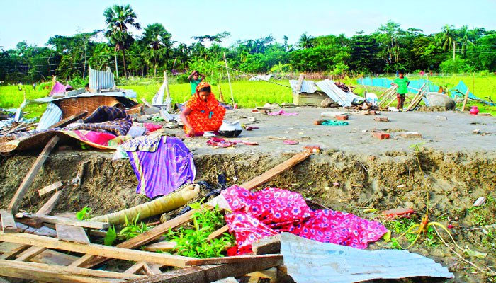 মিনারা এখন সর্বহারা