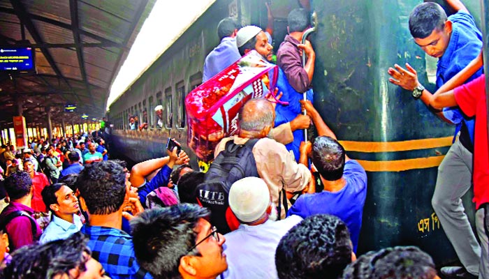 দিনভর সীমাহীন দুর্ভোগ রাতে ধর্মঘট প্রত্যাহার