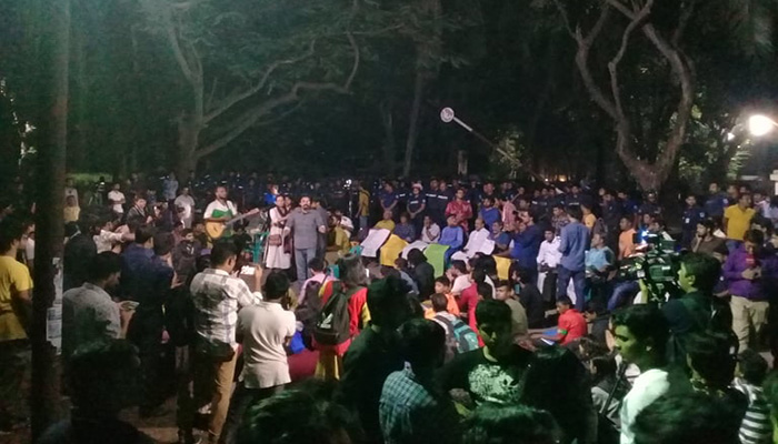 জাবিতে উপাচার্যের বাসভবনের সামনে প্রতিবাদী কনসার্ট