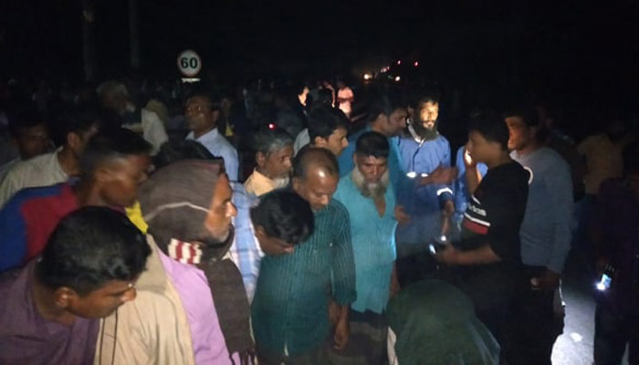 রাস্তা পার হতে গিয়ে পিকআপ চাপায় প্রাণ গেল দাদি-নাতির