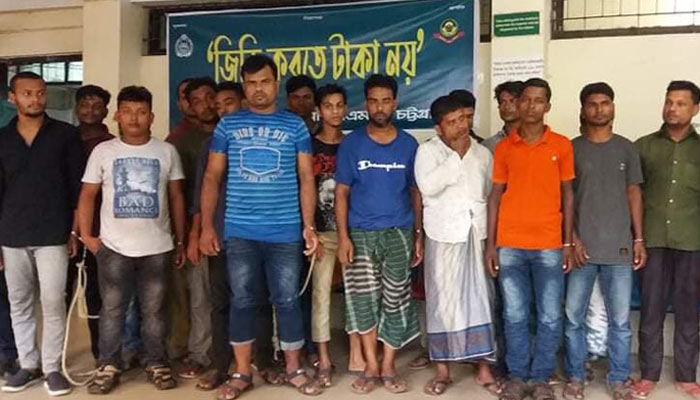 ফুটপাত ও সড়কে দোকান বসানোয় ১৮ জনকে আটক