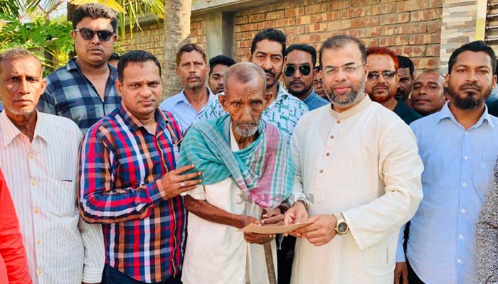 বাগেরহাটে ঘূর্ণিঝড় দূর্গতদের মাঝে বিএনপি নেতার আর্থিক সহায়তা