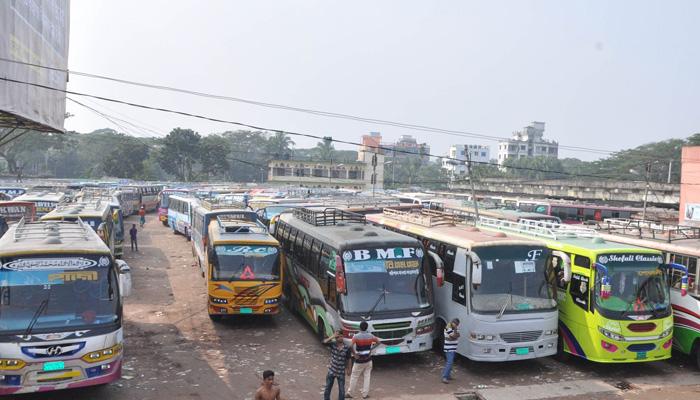 পূর্ব ঘোষণা ছাড়াই বরিশালে বাস চলাচল বন্ধ