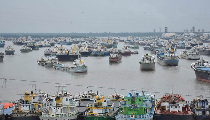 চট্টগ্রামে ৪৭৯ আশ্রয়কেন্দ্র, বন্দরে পণ্য ওঠানামা বন্ধ