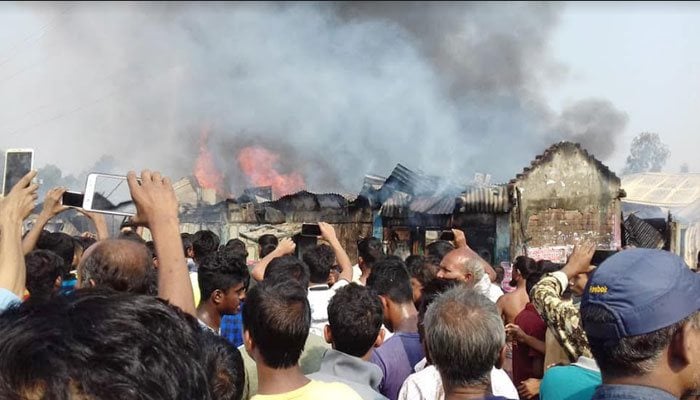 গোবিন্দগঞ্জে আগুনে পুড়ল শতাধিক দোকান