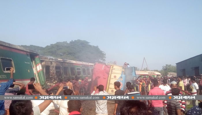 রংপুর এক্সপ্রেসের ইঞ্জিনসহ ৮ বগি লাইনচ্যুত, দুটিতে আগুন