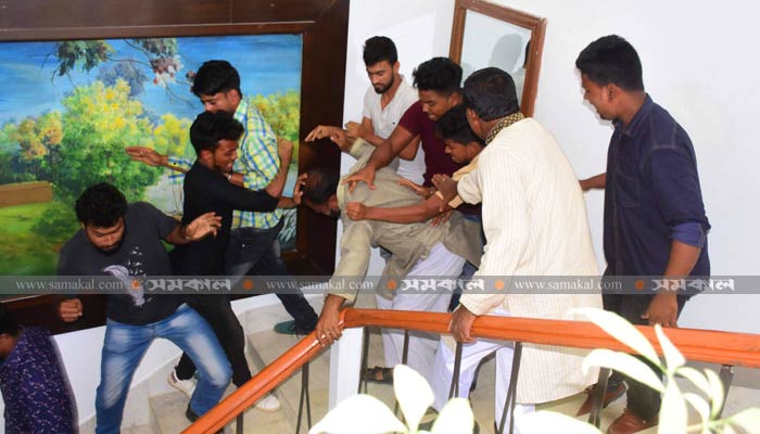 কুমিল্লায় জাতীয় পার্টির সভায় হাতাহাতি