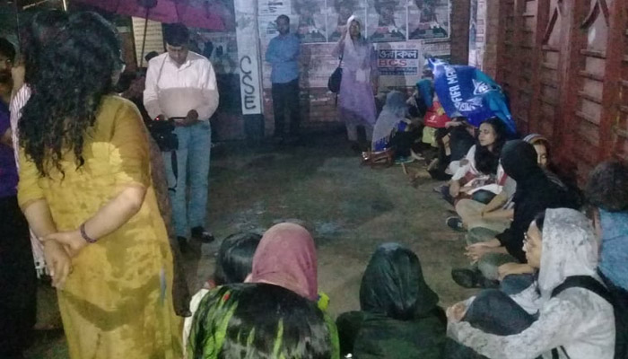 জাবিতে বৃষ্টিতে ভিজে হলের সামনে ছাত্রীদের অবস্থান