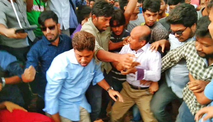 জাহাঙ্গীরনগরে আন্দোলনরকারীদের ওপর ছাত্রলীগের হামলা, আহত ২০