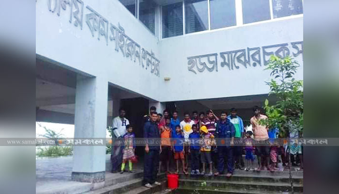খুলনায় আশ্রয় কেন্দ্রে ১ লাখ ২০ হাজার মানুষ