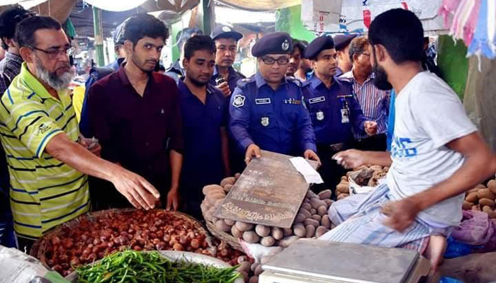 এসপি বাজারে যেতেই এক লাফে পেঁয়াজের দাম কমলো ৩০ টাকা