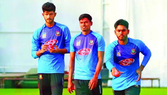 মিরাজের কাছে রহস্যময় গোলাপি বল