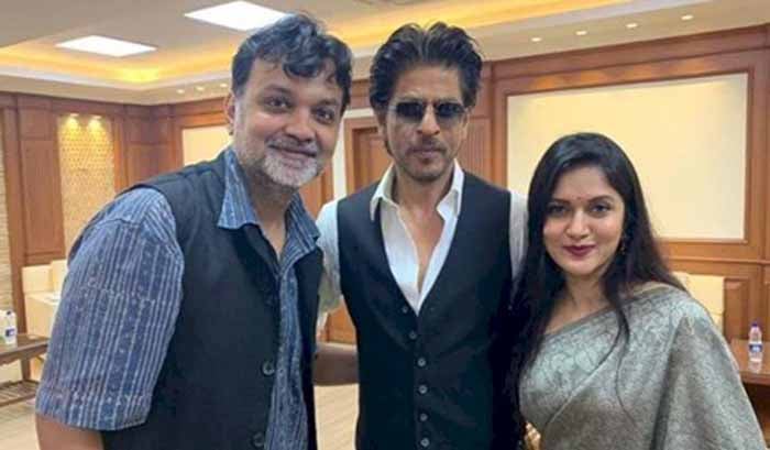 উৎসবের মঞ্চে শাহরুখের সঙ্গে মিথিলা ও সৃজিত