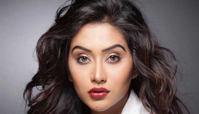 চার বছর আগে এক নির্মাতাকে বিয়ে করেছেন মম