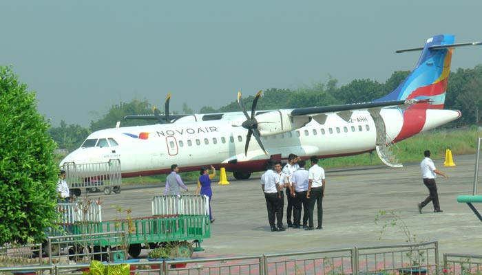 রাজশাহীতে অবতরণকালে চাকা ফাটল নভোএয়ারের