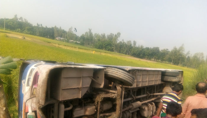 ধনবাড়ীতে নিয়ন্ত্রণ হারিয়ে বাস খাদে, আহত ৩৫