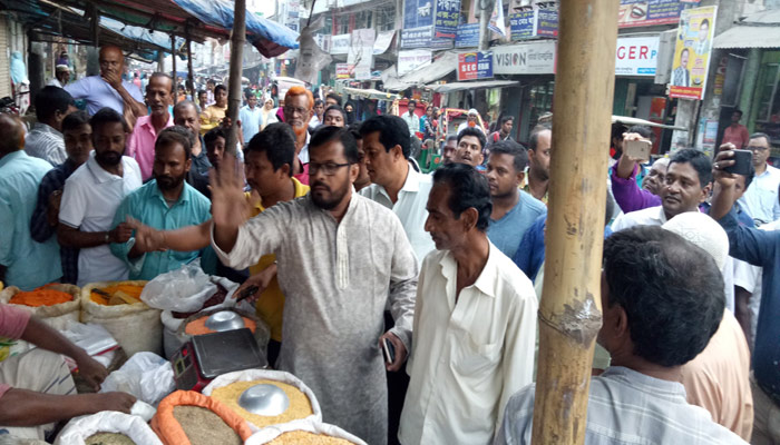 ধামরাইয়ে বেশি দামে লবণ বিক্রি করায় ১০ ব্যবসায়ী আটক, জরিমানা