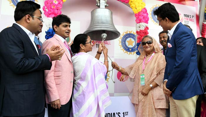 ঘণ্টা বাজালেন প্রধানমন্ত্রী শেখ হাসিনা, স্বর্ণের মুদ্রায় টস