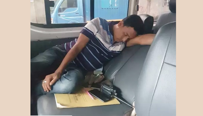 টাকার বান্ডেলের ওপর শুয়ে ডিবি কর্মকর্তা!