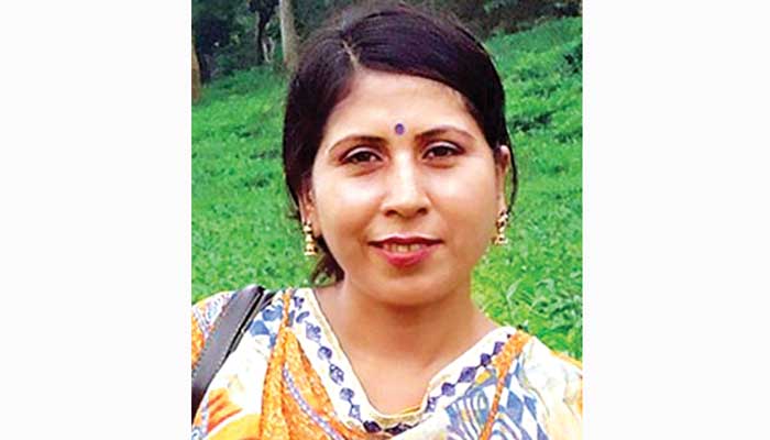 বাসের চাকার নিচে পা, প্রাণ গেল নারীর