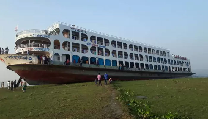 পাঁচ শতাধিক যাত্রী নিয়ে মধ্যরাতে চরে উঠে গেল লঞ্চ
