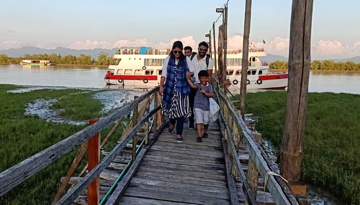 সেন্টমার্টিনে আটকেপড়া পর্যটকরা ফিরেছেন