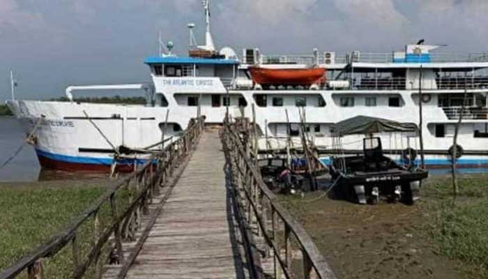 আটকে পড়া পর্যটকদের আনতে জাহাজ গেল সেন্টমার্টিনে