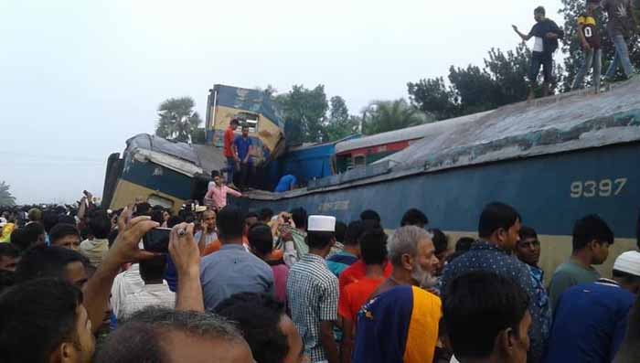 ছবিতে কসবার ট্রেন দুর্ঘটনা