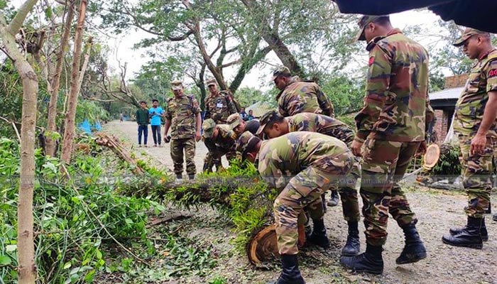 সাতক্ষীরায় ঘূর্ণিঝড় পরবর্তী উদ্ধারকাজে সেনাবাহিনী