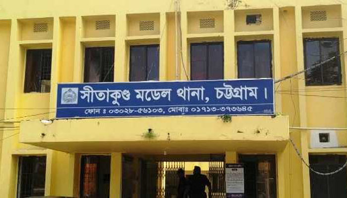 নিয়ন্ত্রণ হারিয়ে কাভার্ডভ্যান চায়ের দোকানে, নিহত ১