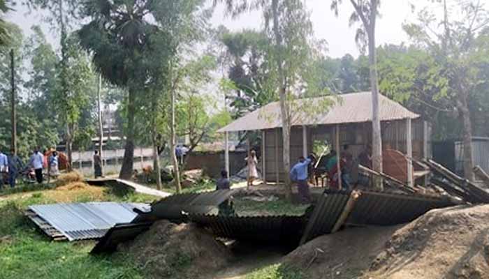 তাড়াশে ৩০টি অবৈধ স্থাপনা উচ্ছেদ